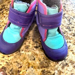 Toddler winter boots, small fit, best for size 9.